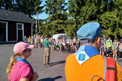 Lähtötohinaa seurakuntatalon pihassa